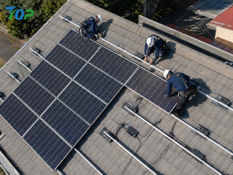 Por qué la energía solar enchufable (Plug & Play PV) está transformando la energía distribuida: política, estándares técnicos y guía de ingeniería B2B