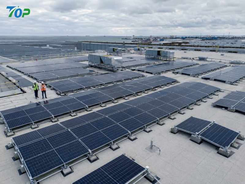 Sistema de montaje de lastre solar no penetrante para techos planos: solución impermeable de grado de ingeniería para proyectos fotovoltaicos comerciales en techos